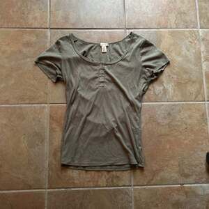 Hollister Slim Ribbed Short Sleeve Henley Top in Olive Green